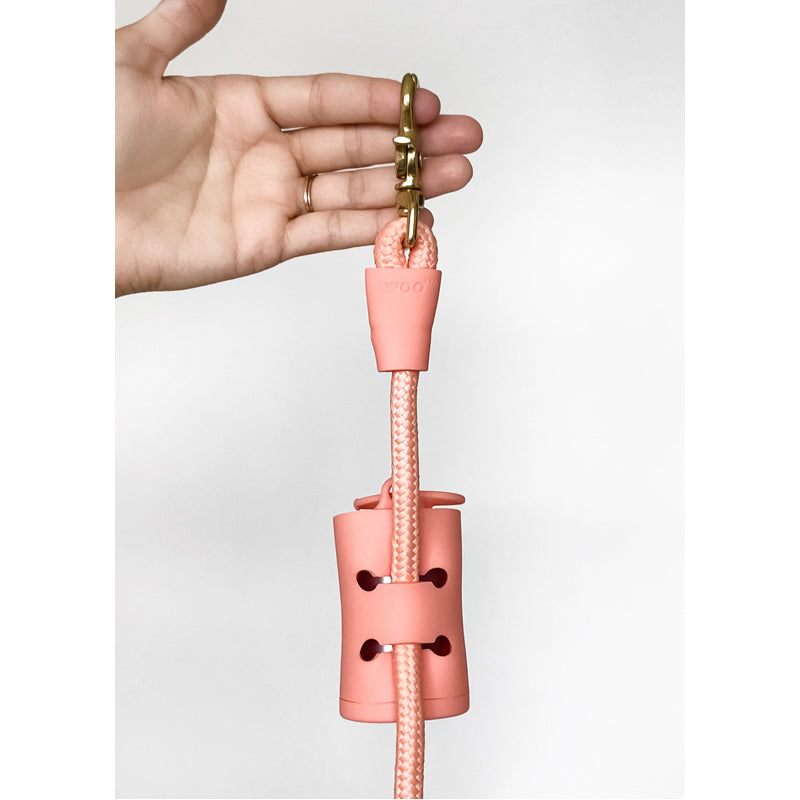 05-awoo-pets-awpoo-bag-holder-3-1_62821594-1eb3-4bd9-b5b2-7c4754f6d28f_800x